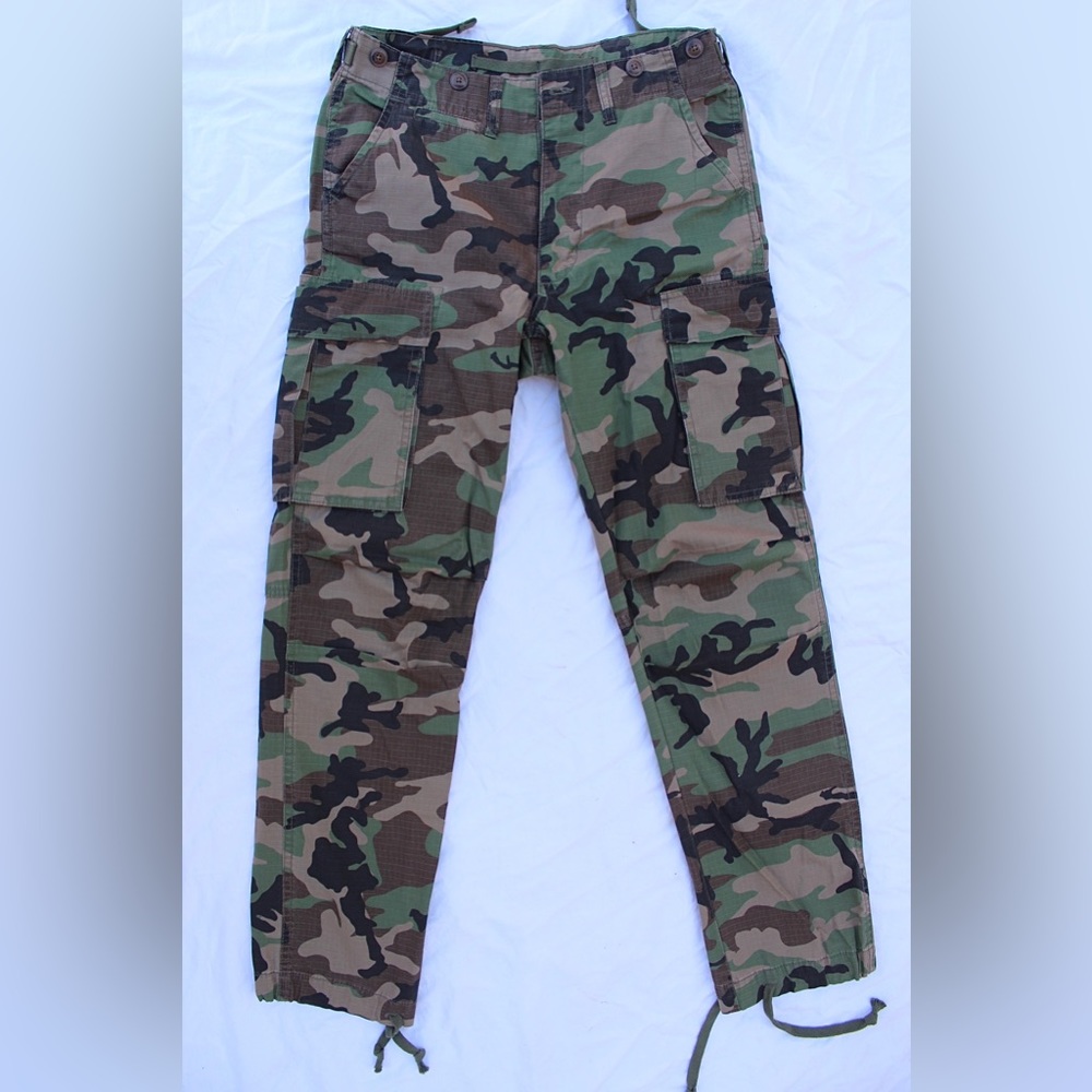 camo cargo pants—never worn—adjustable waist—low rise—unknown brand